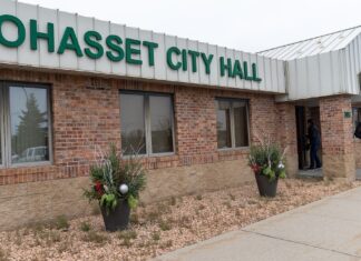 Nueve organizaciones demandan a la Administración Trump por los agentes federales en las urnas Una votante sale de un colegio electoral de Minnesota