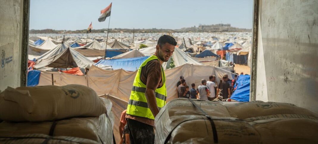 Gaza camión PMA ©Maxime-Le-Lijour | PMA Un camión con alimentos del PMA llega a un campamento de personas desplazadas de sus hogares en la Franja de Gaza ©Maxime Le Lijour / PMA