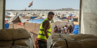 Un camión con alimentos del PMA llega a un campamento de personas desplazadas de sus hogares en la Franja de Gaza ©Maxime Le Lijour / PMA