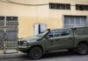 Ceuta abre nuevas plazas para 864 personas mientras una ONG denuncia acoso militar Imagen de Samuel Vega en elDiaro.es que documenta como se bloquea la puerta de la base de operaciones de la ONG No Name Kitchen