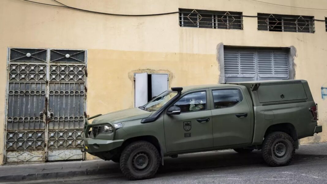 Militares Ceuta ©eldiarioes Imagen de Samuel Vega en elDiaro.es que documenta como se bloquea la puerta de la base de operaciones de la ONG No Name Kitchen