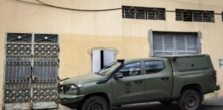 Imagen de Samuel Vega en elDiaro.es que documenta como se bloquea la puerta de la base de operaciones de la ONG No Name Kitchen