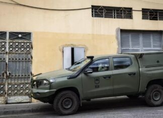 Ceuta abre nuevas plazas para 864 personas mientras una ONG denuncia acoso militar Imagen de Samuel Vega en elDiaro.es que documenta como se bloquea la puerta de la base de operaciones de la ONG No Name Kitchen