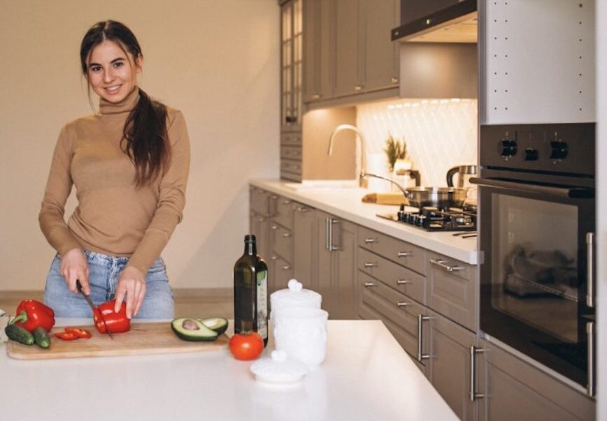 Mujer-cocinando-cocina-©magnific.com