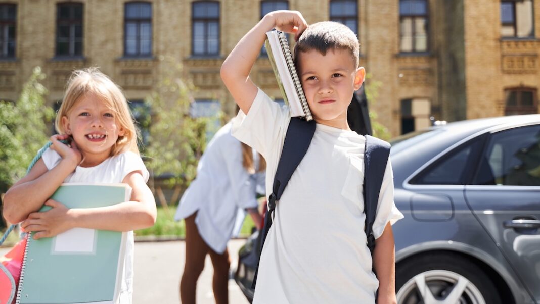 Niños y niñas a la escuela ©123RF