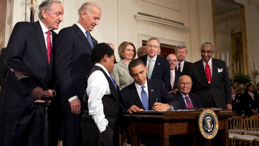 Obama firma Ley de Protección al Paciente Casa Blanca 20100323 ©wikipedia Barack Obama firma la Ley de Protección al Paciente y Cuidado de Salud Asequible en la Casa Blanca el 23MAR2010