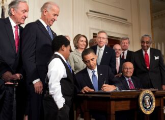 Barack Obama firma la Ley de Protección al Paciente y Cuidado de Salud Asequible en la Casa Blanca el 23MAR2010