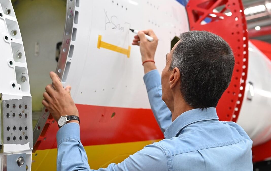 Pedro Sánchez firma un Miura ©Borja Puig de la Bellacasa | lamoncloa