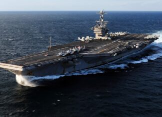 Irán dispara contra un portaaviones de EEUU y Washington hunde tres petroleros iraníes
