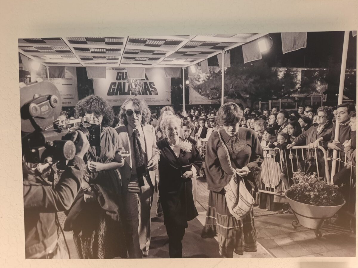 San Sebastián 1976, llegada de la familia Panero a la sede del Festival para la presentación de El desencanto