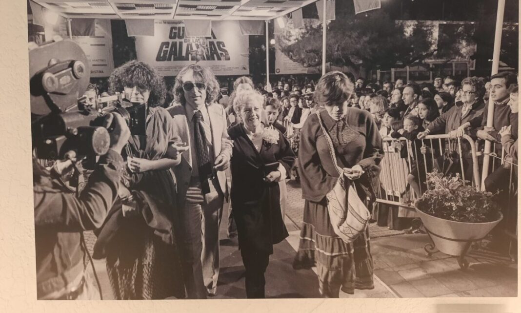 San Sebastián 1976, llegada de la familia Panero a la sede del Festival para la presentación de El desencanto