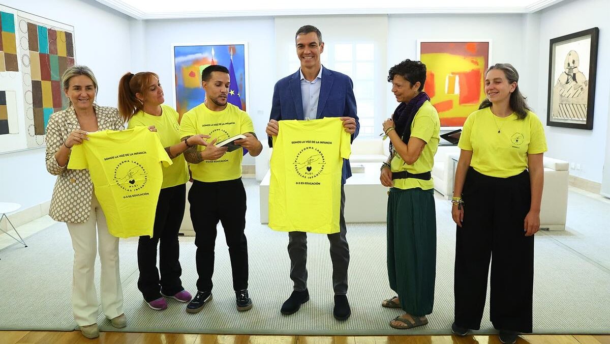 El presidente del Gobierno, Pedro Sánchez, acompañado por la ministra de Educación, Formación Profesional y Deportes, Milagros Tolón, con los representantes de la Plataforma Laboral de Escuelas Infantiles (PLEI). ©Pool Moncloa / Fernando Calvo. La Moncloa, Madrid - 11.9.2026