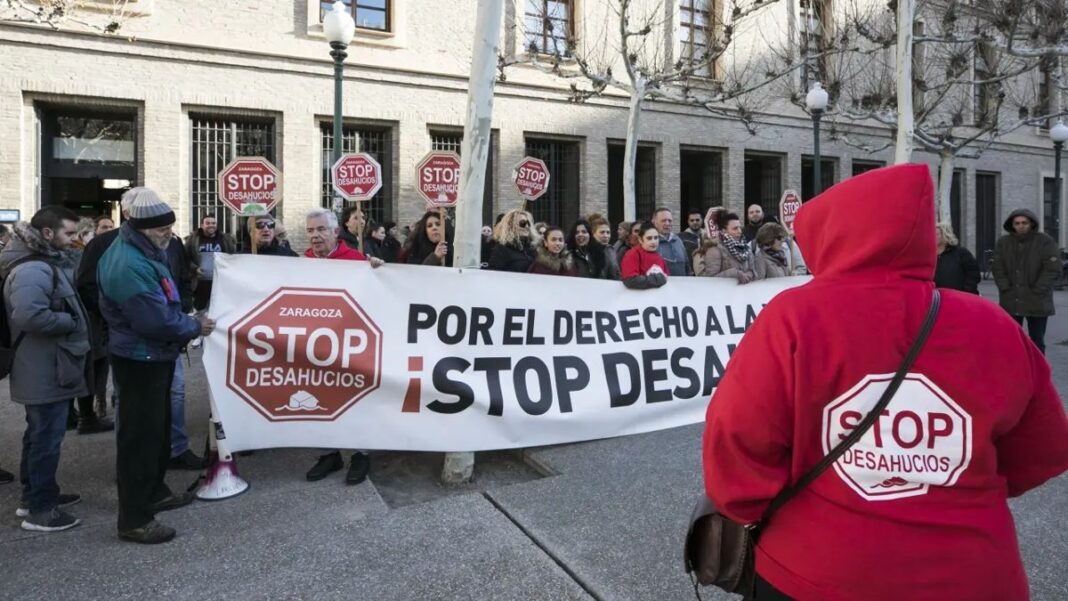 Stop desahucios pancarta ©AqM-AV-ChatGPT