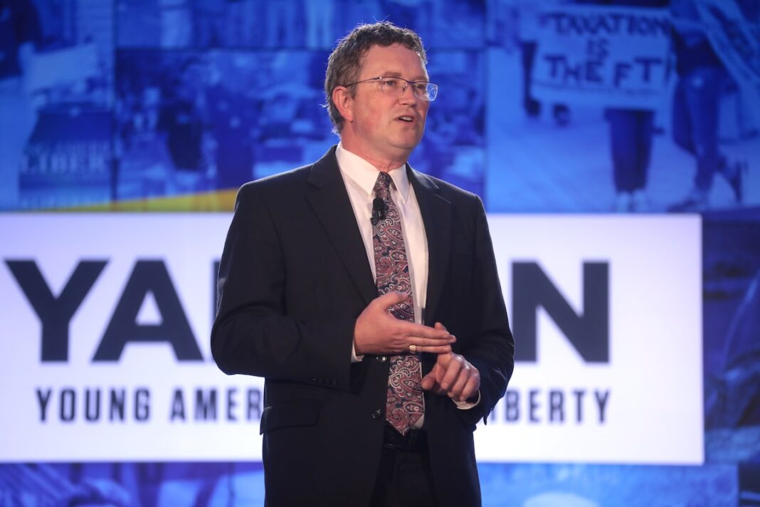Thomas Massie ©wikipedia2019 Thomas Massie en la convención de Young Americans for Liberty en abril de 2019 ©wikipedia