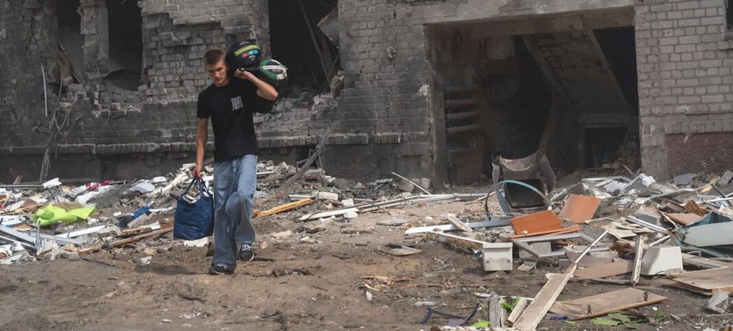 Ucrania guerra jóvenes ©Oleksii Filippov : Unicef Un niño transporta pertenencias a las afueras de su vivienda tras un ataque con misiles a un edificio destruido en Boryspil, Ucrania, país que soporta una guerra con Rusia desde hace cuatro años y medio ©Oleksii Filippov / Unicef