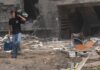 Un niño transporta pertenencias a las afueras de su vivienda tras un ataque con misiles a un edificio destruido en Boryspil, Ucrania, país que soporta una guerra con Rusia desde hace cuatro años y medio ©Oleksii Filippov / Unicef