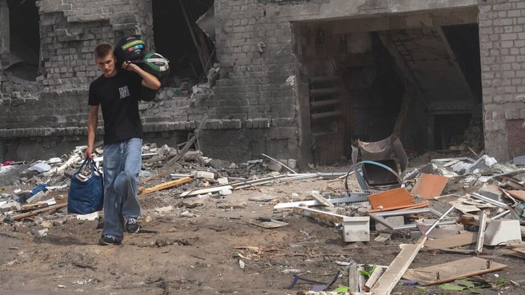 Ucrania guerra jóvenes ©Oleksii Filippov : Unicef Un niño transporta pertenencias a las afueras de su vivienda tras un ataque con misiles a un edificio destruido en Boryspil, Ucrania, país que soporta una guerra con Rusia desde hace cuatro años y medio ©Oleksii Filippov / Unicef