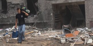 Un niño transporta pertenencias a las afueras de su vivienda tras un ataque con misiles a un edificio destruido en Boryspil, Ucrania, país que soporta una guerra con Rusia desde hace cuatro años y medio ©Oleksii Filippov / Unicef