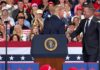 Trump presenta una futura fábrica de Audi como aval electoral en Georgia Gernot Döllner con Donald Trump el 24OCT2026 ©AqM-ChatGPT