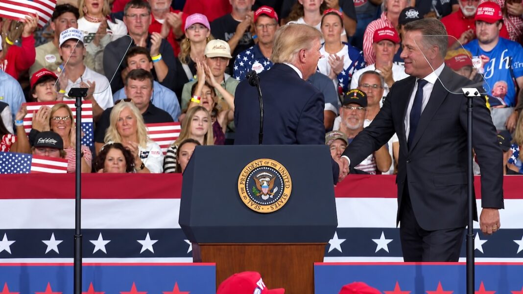 Gernot Döllner con Donald Trump el 24OCT2026 ©AqM-ChatGPT Gernot Döllner con Donald Trump el 24OCT2026 ©AqM-ChatGPT