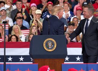 Trump presenta una futura fábrica de Audi como aval electoral en Georgia Gernot Döllner con Donald Trump el 24OCT2026 ©AqM-ChatGPT