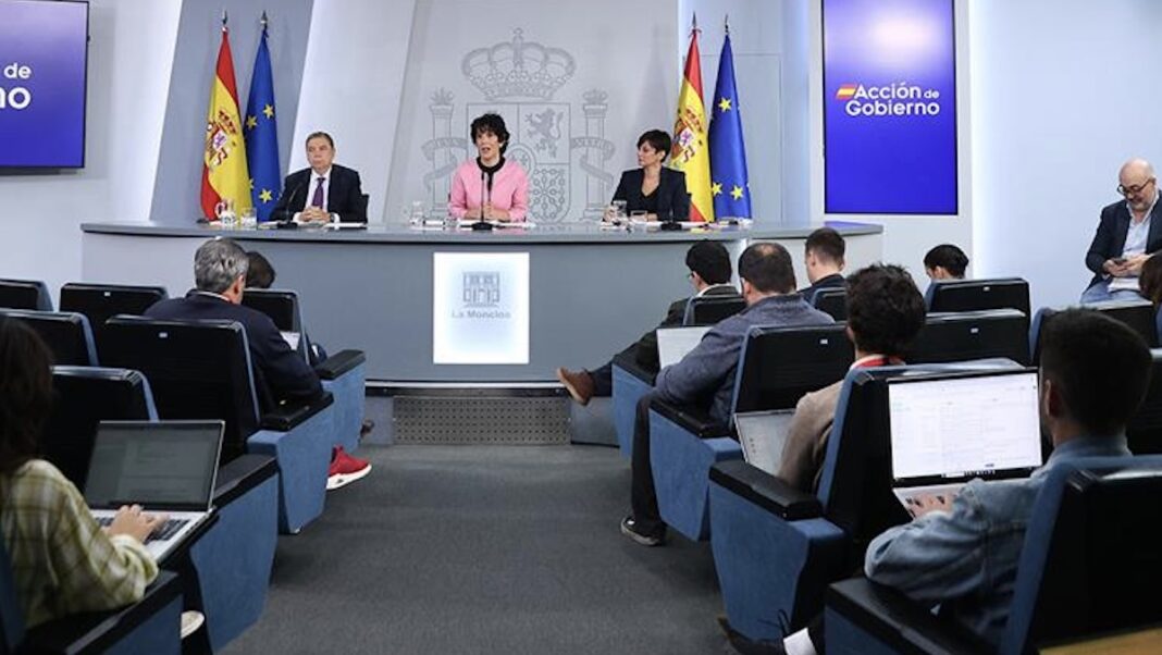 Luis Planas, Elma Saiz e Isabel Rodríguez en la rueda de prensa posterior al Consejo de Ministros, 20OCT2026 ©Pool Moncloa : Sandra Armada