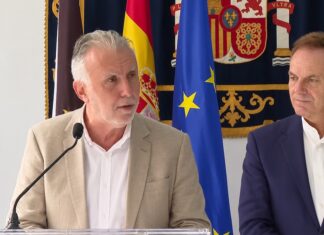 Torres cifra en 29 los menores trasladados desde Ceuta a otras autonomías en una semana Ángel Víctor Torres y David De la Encina en Ceuta 8OCT2026 ©AqM-fotogramaTVE-ChatGPT