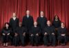Tribunal Supremo de Estados Unidos el 7 de octubre de 2026: Fila delantera, de izquierda a derecha: magistrada Sonia Sotomayor, magistrado Clarence Thomas, presidente del Tribunal Supremo John G. Roberts, Jr., magistrado Samuel A. Alito, Jr. y magistrada Elena Kagan. Fila trasera, de izquierda a derecha: magistrada Amy Coney Barrett, magistrado Neil M. Gorsuch, magistrado Brett M. Kavanaugh y magistrada Ketanji Brown Jackson.