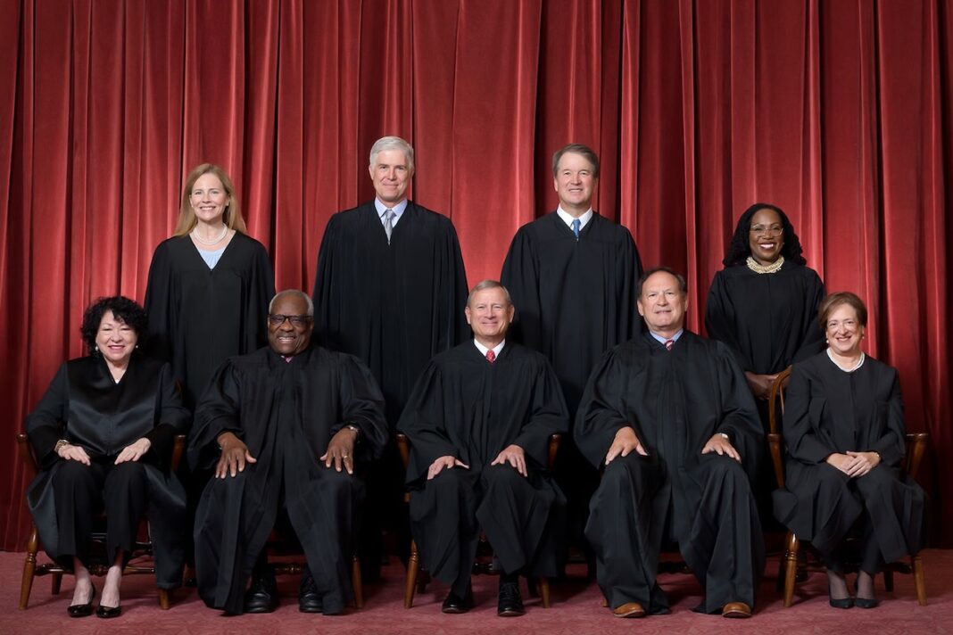 Tribunal Supremo EEUU a 7OCT2026 ©Fred Schilling, Collection of the Supreme Court of the United States Tribunal Supremo de Estados Unidos el 7 de octubre de 2026: Fila delantera, de izquierda a derecha: magistrada Sonia Sotomayor, magistrado Clarence Thomas, presidente del Tribunal Supremo John G. Roberts, Jr., magistrado Samuel A. Alito, Jr. y magistrada Elena Kagan. Fila trasera, de izquierda a derecha: magistrada Amy Coney Barrett, magistrado Neil M. Gorsuch, magistrado Brett M. Kavanaugh y magistrada Ketanji Brown Jackson.
