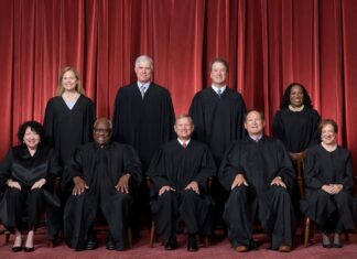 Alito cuestiona la retórica de Trump contra el Tribunal Supremo Tribunal Supremo de Estados Unidos el 7 de octubre de 2026: Fila delantera, de izquierda a derecha: magistrada Sonia Sotomayor, magistrado Clarence Thomas, presidente del Tribunal Supremo John G. Roberts, Jr., magistrado Samuel A. Alito, Jr. y magistrada Elena Kagan. Fila trasera, de izquierda a derecha: magistrada Amy Coney Barrett, magistrado Neil M. Gorsuch, magistrado Brett M. Kavanaugh y magistrada Ketanji Brown Jackson.
