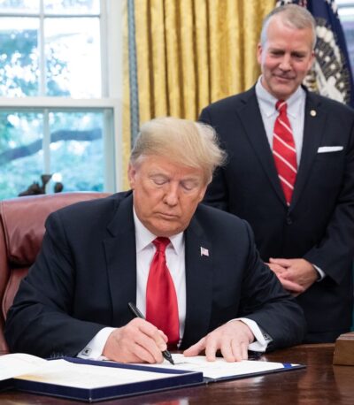 Trump y Sullivan en el Despacho Oval en 2020 ©alaskapublic org Trump y Sullivan en el Despacho Oval en 2020 ©alaskapublic.org