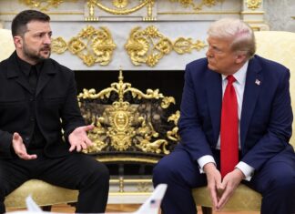 Donald Trump y Volodímir Zelenski durante una reunión en la Casa Blanca. Imagen restaurada mediante inteligencia artificial a partir de un fotograma de baja resolución.