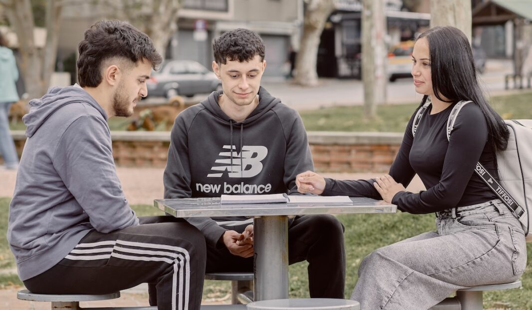 estudiantes canvas world ©pexels-photo-37648134-1